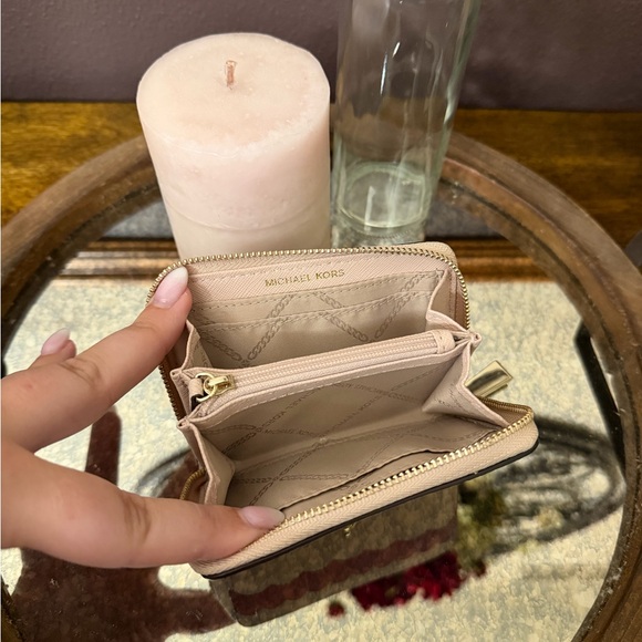 ‼️SOLD ‼️ Michael Kors Scalloped Bicolor Pebble Leather Coin Card Case Wallet - Picture 7 of 9